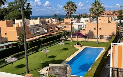 Jardí de Dúplex en venda en Estepona amb Terrassa, Piscina i Piscina comunitària