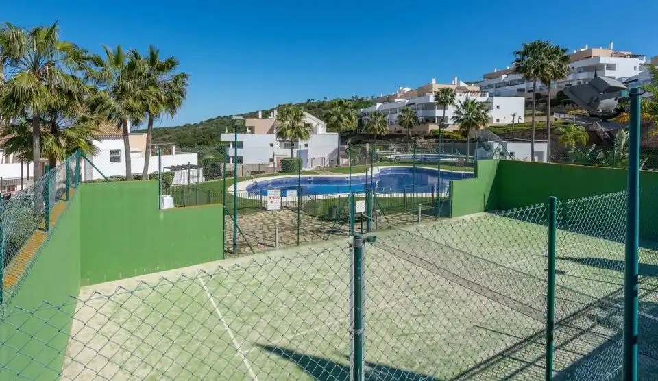 Piscina de Apartament de lloguer en La Alcaidesa amb Aire condicionat, Calefacció i Jardí privat