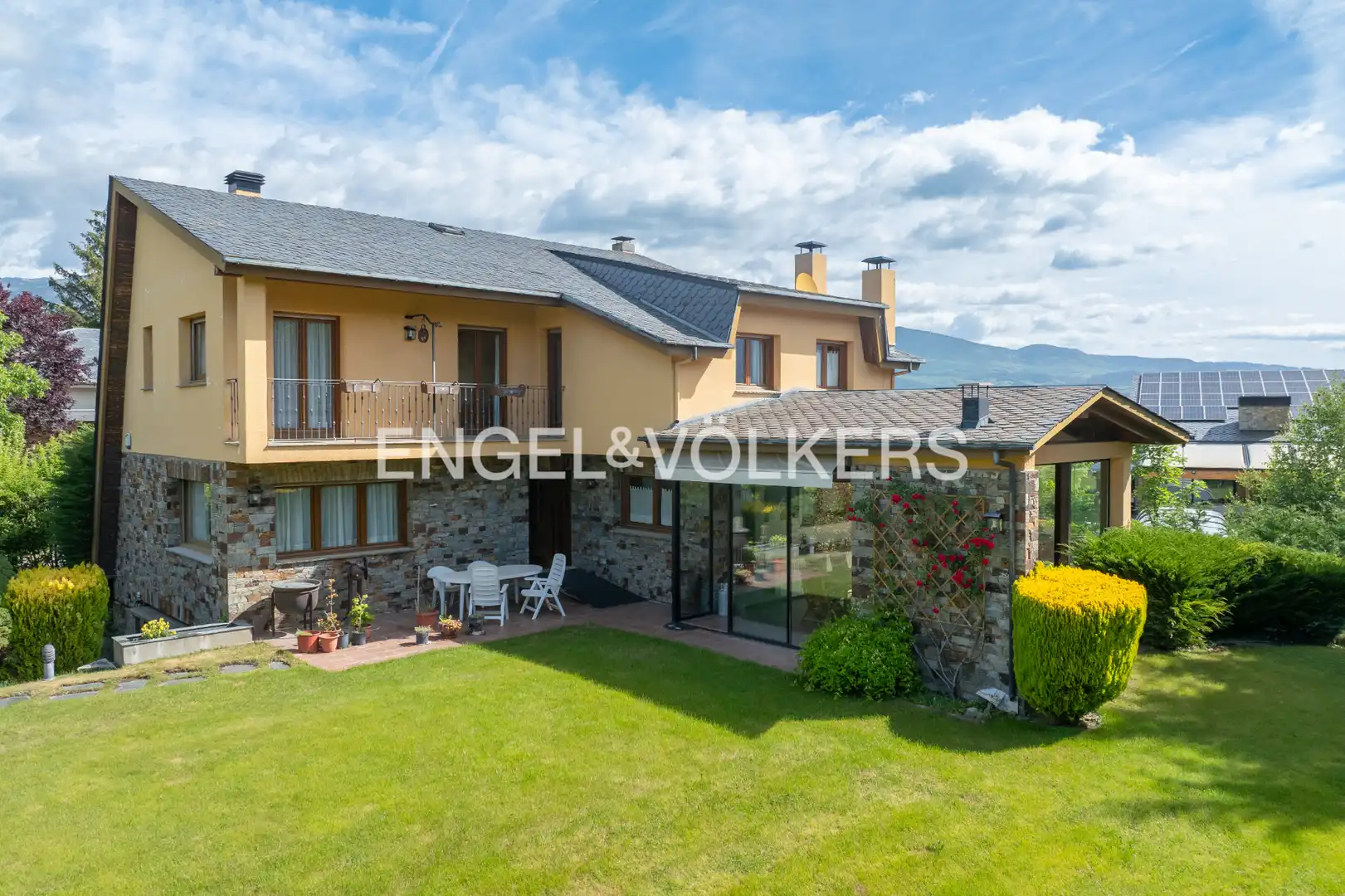 Vista exterior de Casa o xalet en venda en Puigcerdà amb Calefacció, Jardí privat i Parquet