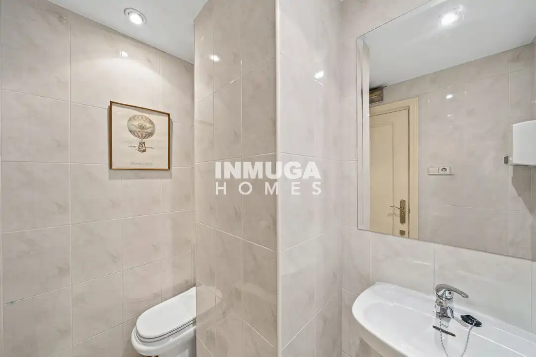 Bathroom of Flat for sale in Madrid  with Air Conditioner, Heating and Storage room