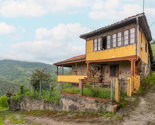 Vista exterior de Casa o xalet en venda en Lena amb Jardí privat