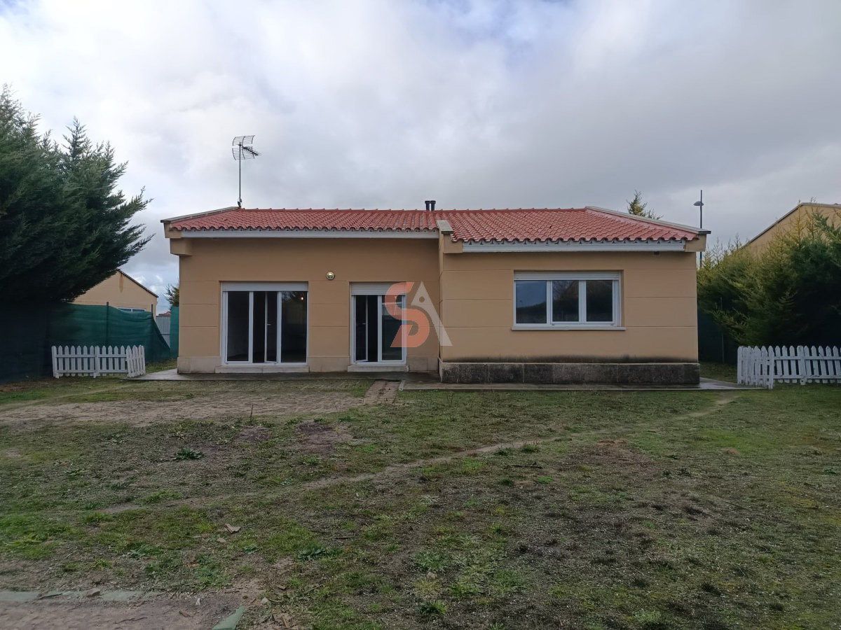 Vista exterior de Casa o xalet de lloguer en Aldeamayor de San Martín amb Calefacció i Jardí privat