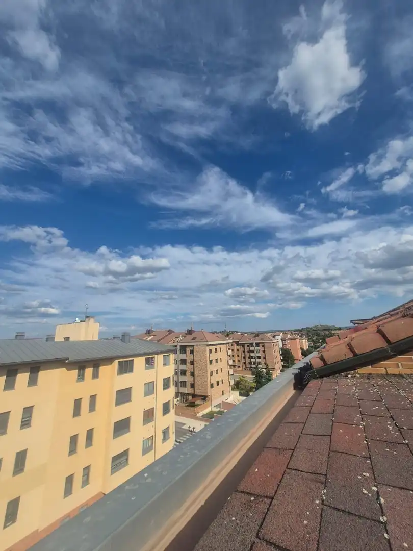 Vista exterior de Àtic en venda en Ávila amb Calefacció, Terrassa i Traster