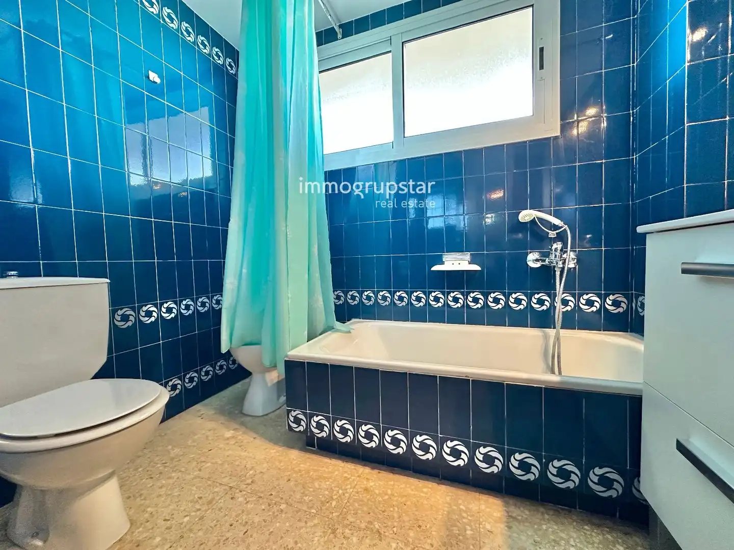 Badezimmer von Wohnungen zum Verkauf in Castell d'Aro, Platja d'Aro i s'Agaró mit Terrasse und Möbliert