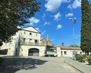 Vista exterior de Nau industrial en venda en Banyoles