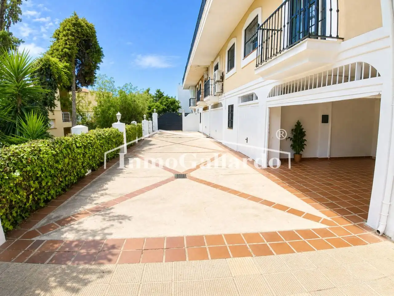 Vista exterior de Casa adosada en venta en Málaga con Aire acondicionado, Terraza y Piscina comunitaria