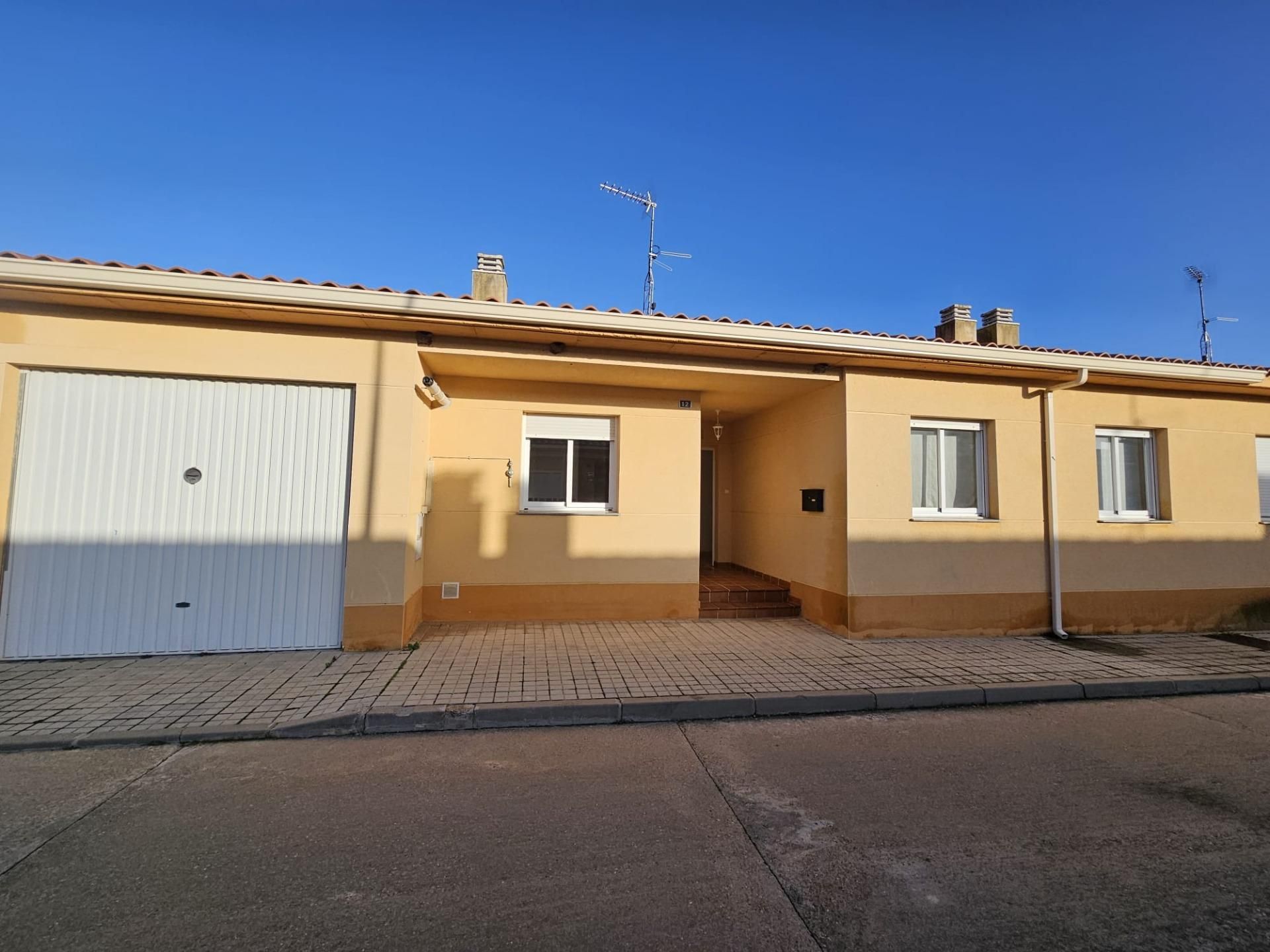 Vista exterior de Casa adosada en venda en Parada de Rubiales amb Calefacció, Jardí privat i Traster