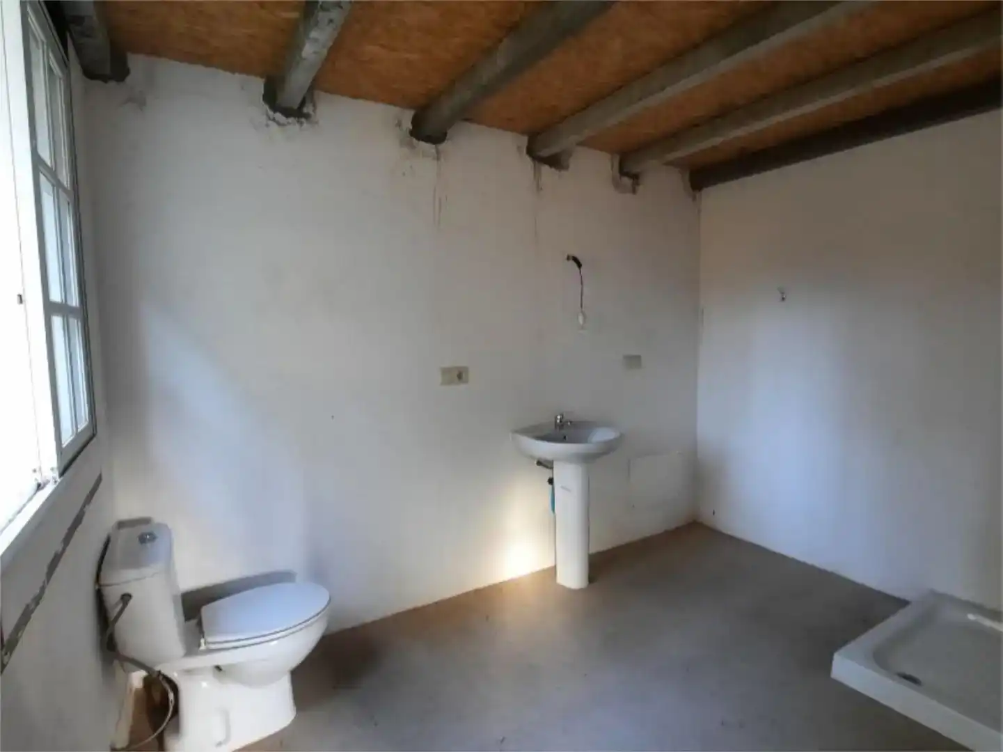 Badezimmer von Fabrikhallen zur Miete in Mondariz
