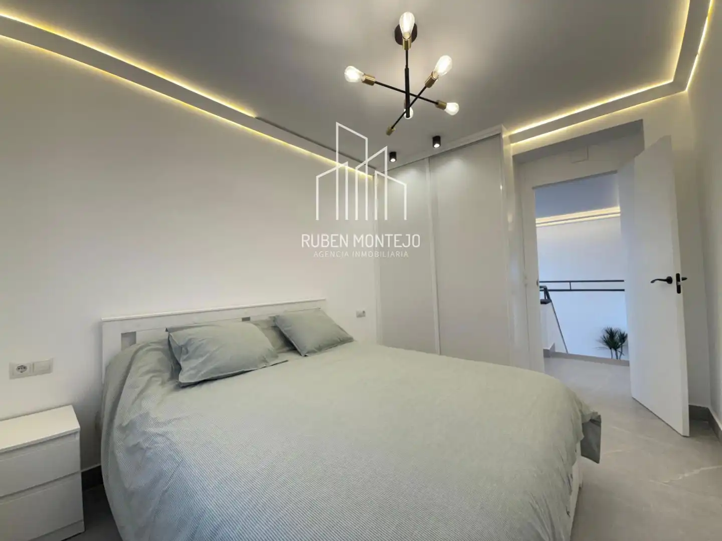 Dormitori de Casa o xalet en venda en Carbajosa de la Sagrada amb Calefacció, Jardí privat i Piscina