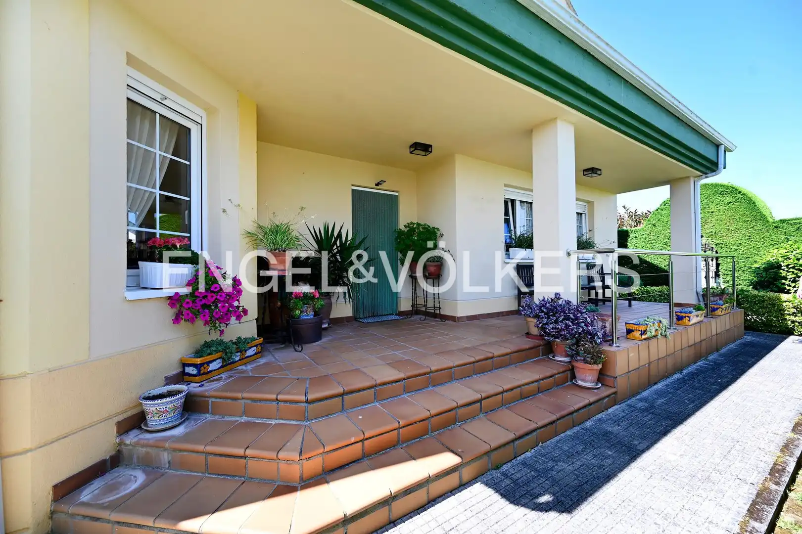 Vista exterior de Casa o chalet en venta en Santa Cruz de Bezana con Aire acondicionado, Calefacción y Jardín privado