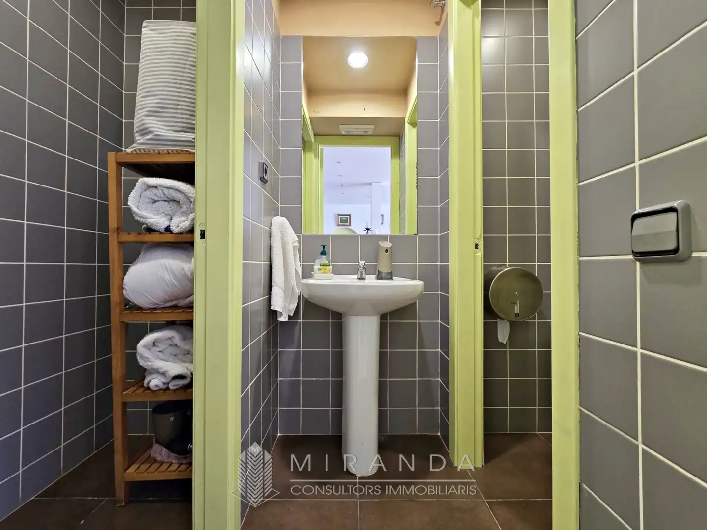 Baño de Casa adosada de alquiler con opción a compra en Breda con Aire acondicionado, Calefacción y Parquet