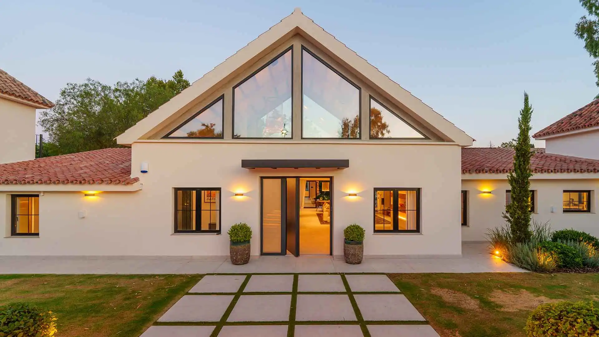 Vista exterior de Casa o xalet en venda en Marbella amb Aire condicionat, Jardí privat i Terrassa