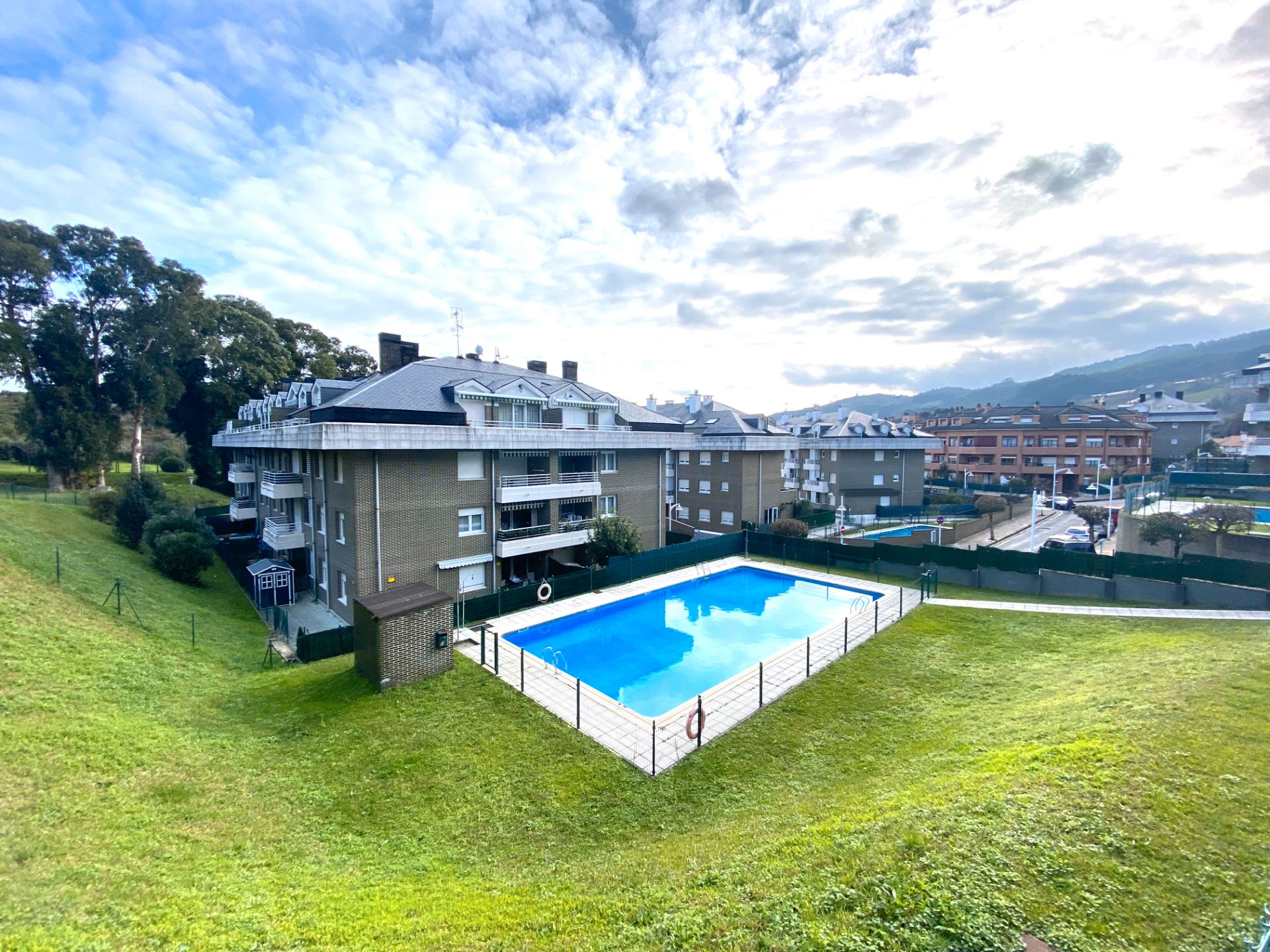Piscina de Planta baixa en venda en Castro-Urdiales amb Calefacció, Jardí privat i Parquet
