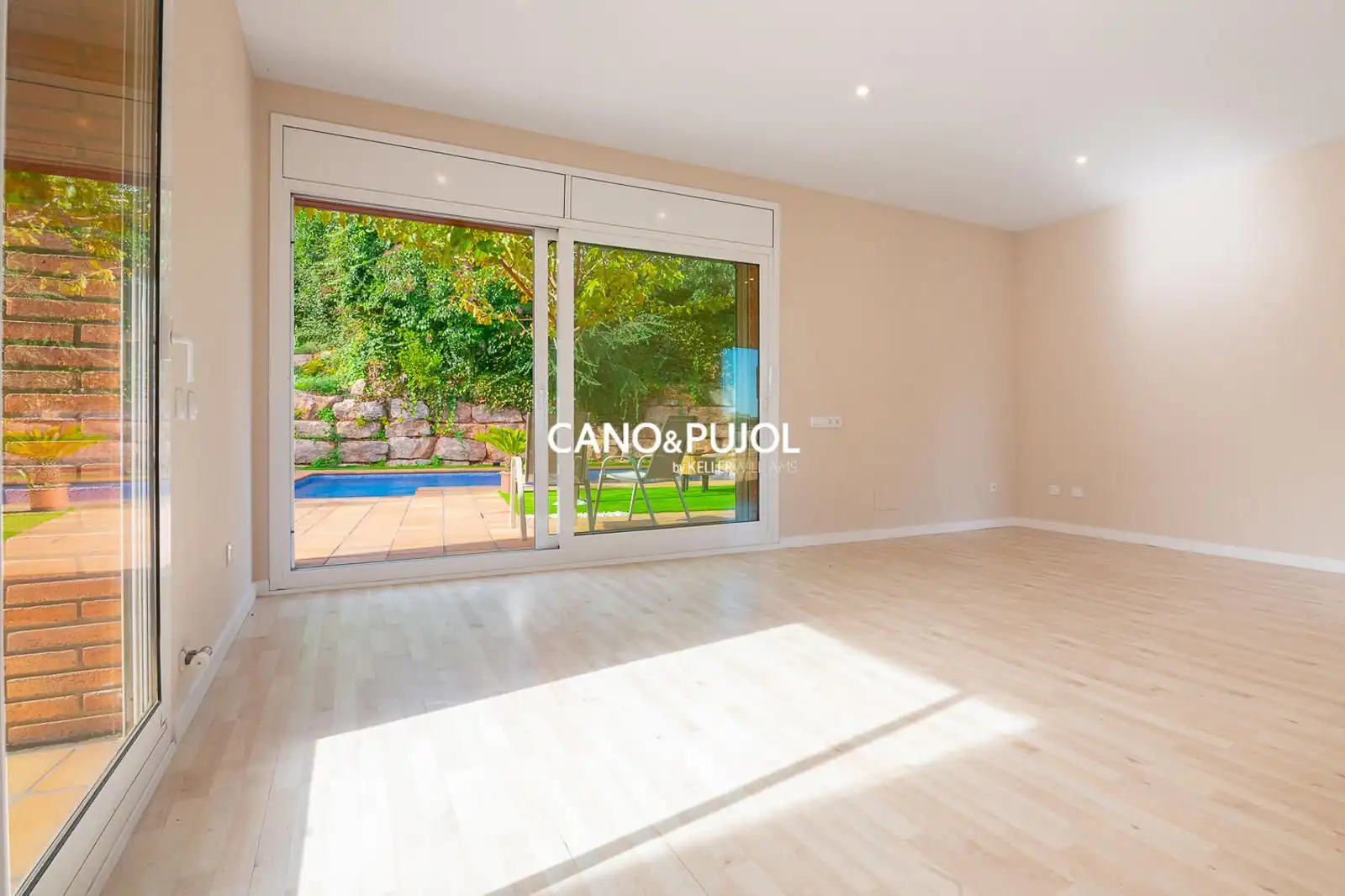 Living room of Houses for sale in Sant Cugat del Vallès  with Air Conditioner, Terrace and Swimming Pool
