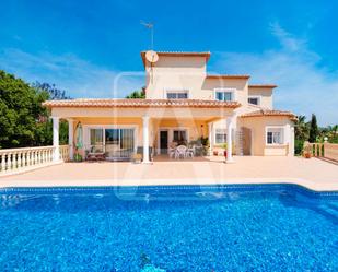 Vista exterior de Casa o xalet en venda en Calpe / Calp amb Aire condicionat, Terrassa i Piscina