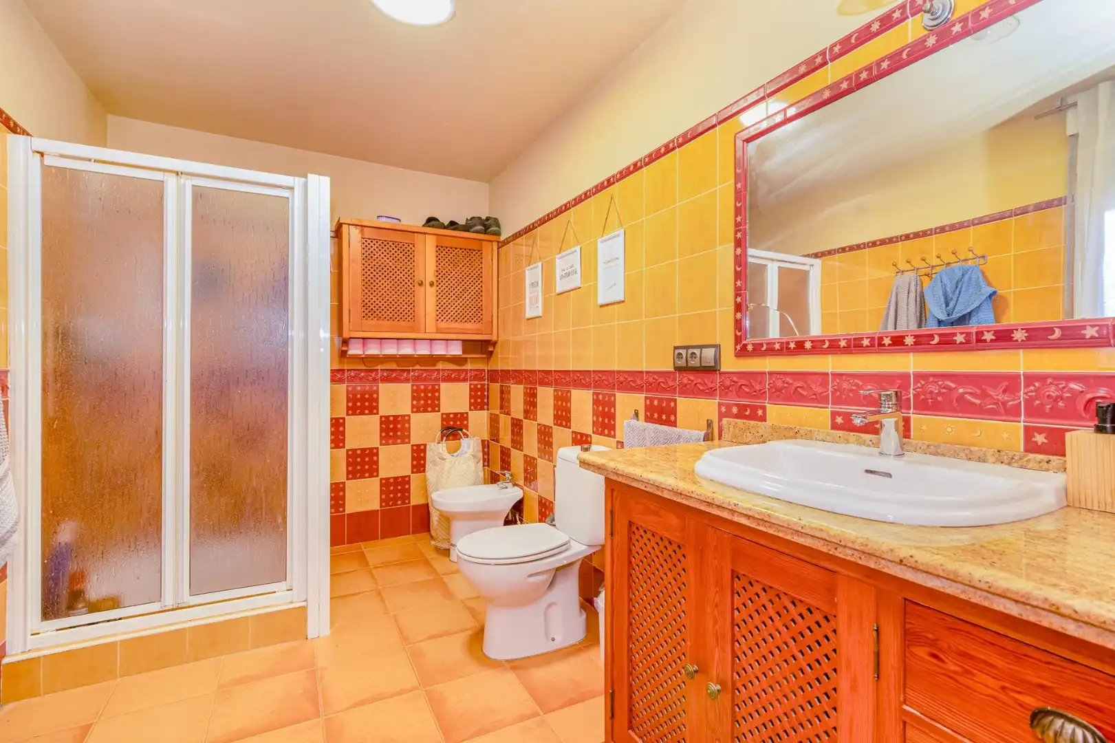 Bathroom of Houses for sale in Cúllar Vega, Granada