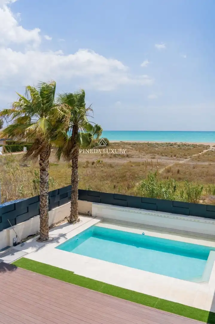Houses for sale in Calle Sagunto, Corinto - Almarda