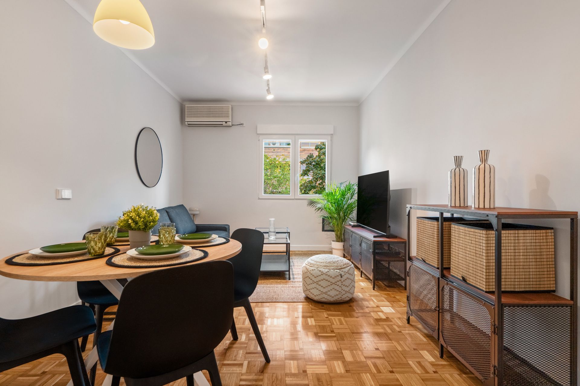 Sala d'estar de Apartament de lloguer en  Madrid Capital amb Aire condicionat, Calefacció i Moblat