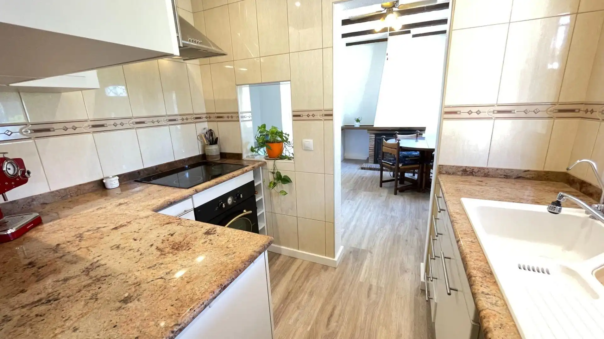 Cuina de Casa o xalet en venda en Roses amb Jardí privat, Terrassa i Moblat