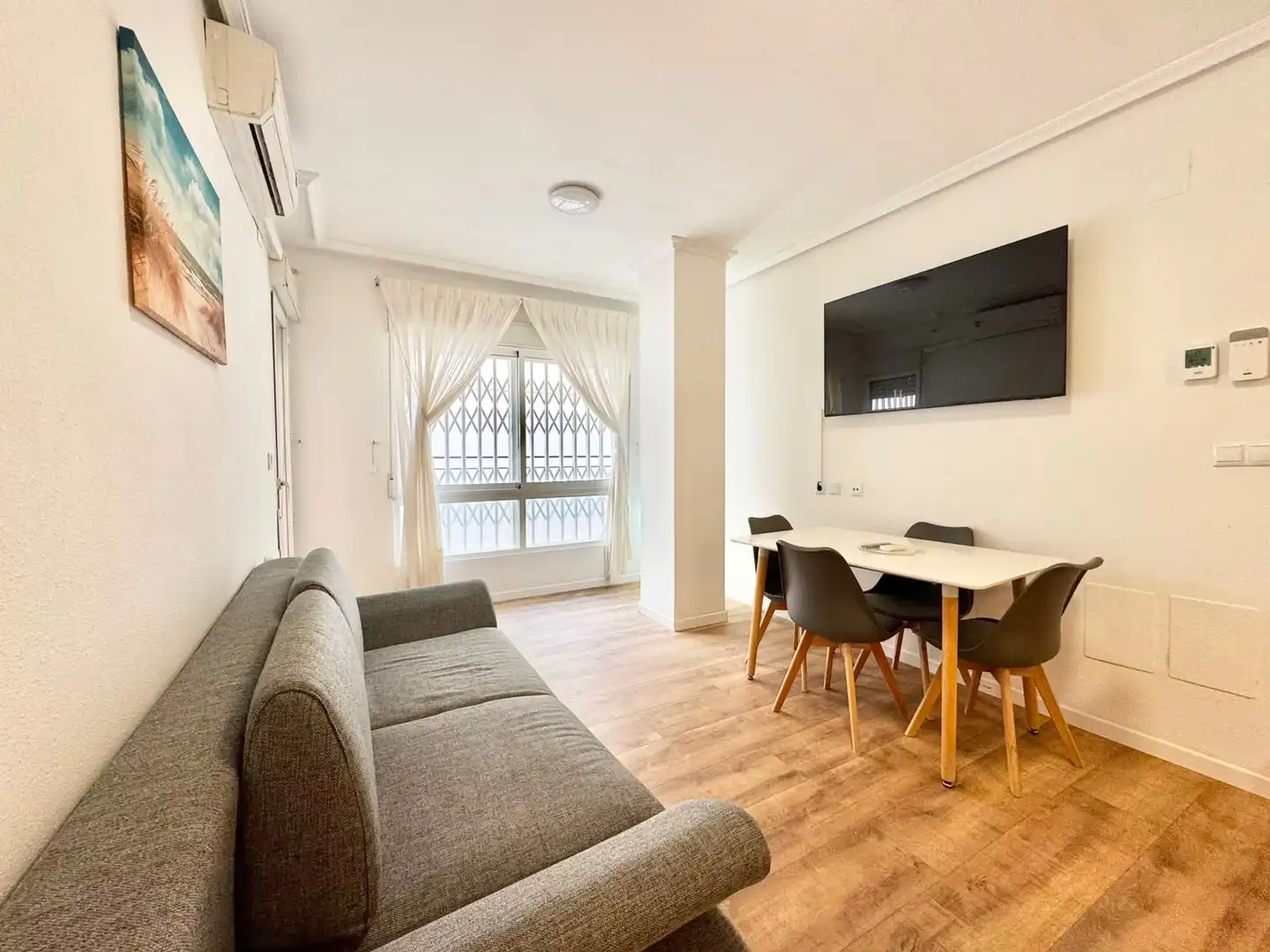 Sala de estar de Planta baja de alquiler en Torrevieja con Aire acondicionado, Piscina y Amueblado