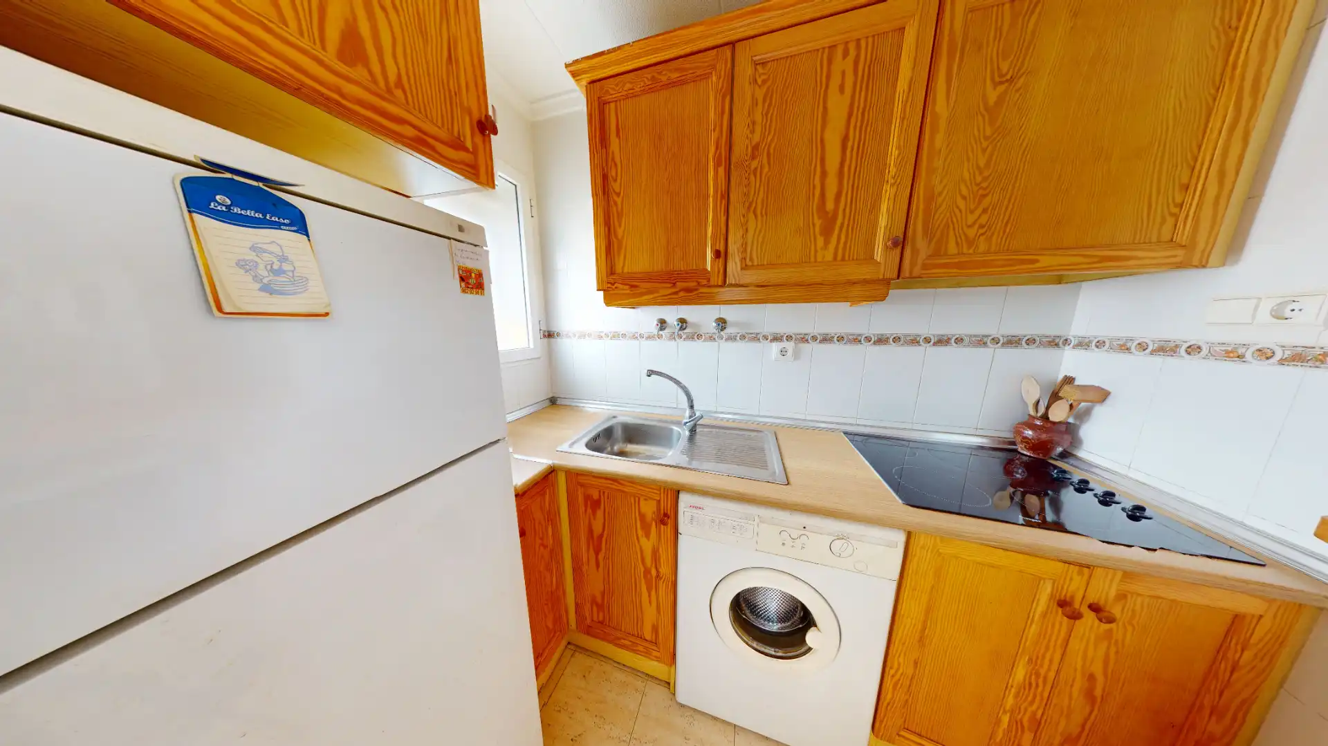 Küche von Wohnung zum Verkauf in Torrevieja mit Klimaanlage, Heizung und Möbliert