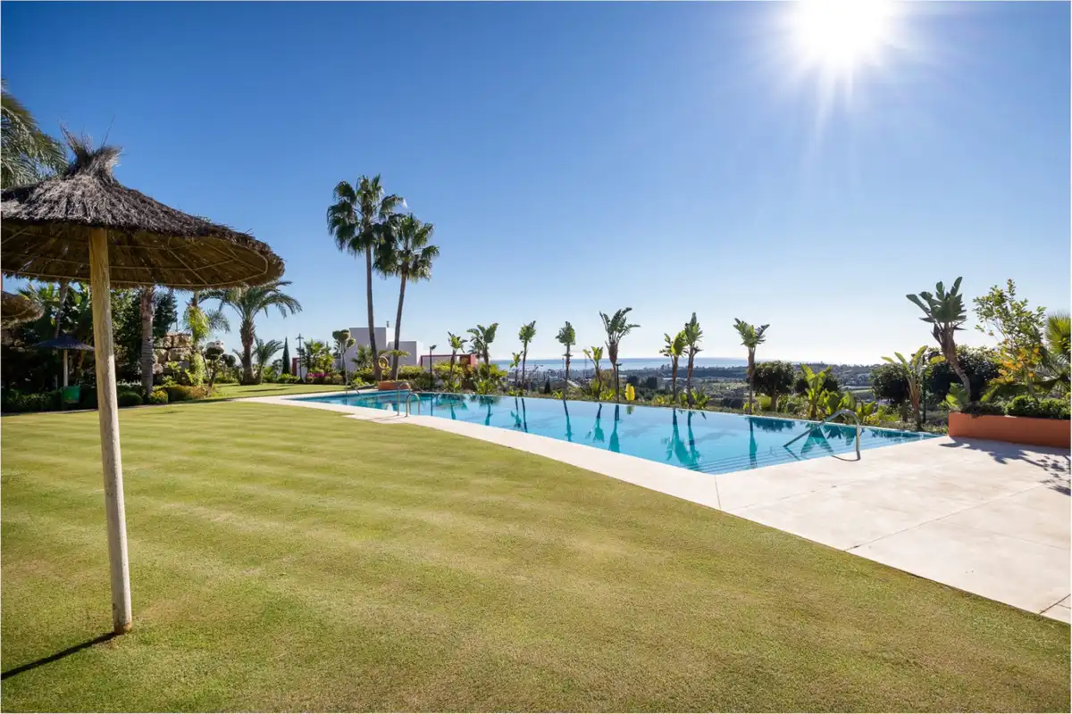 Piscina de Apartament de lloguer amb opció a compra en Benahavís amb Aire condicionat, Jardí privat i Moblat