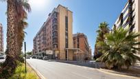 Vista exterior de Apartament en venda en  Granada Capital amb Calefacció, Jardí privat i Parquet