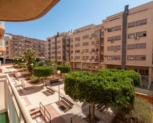 Außenansicht von Wohnung zum verkauf in  Almería Capital mit Terrasse und Balkon