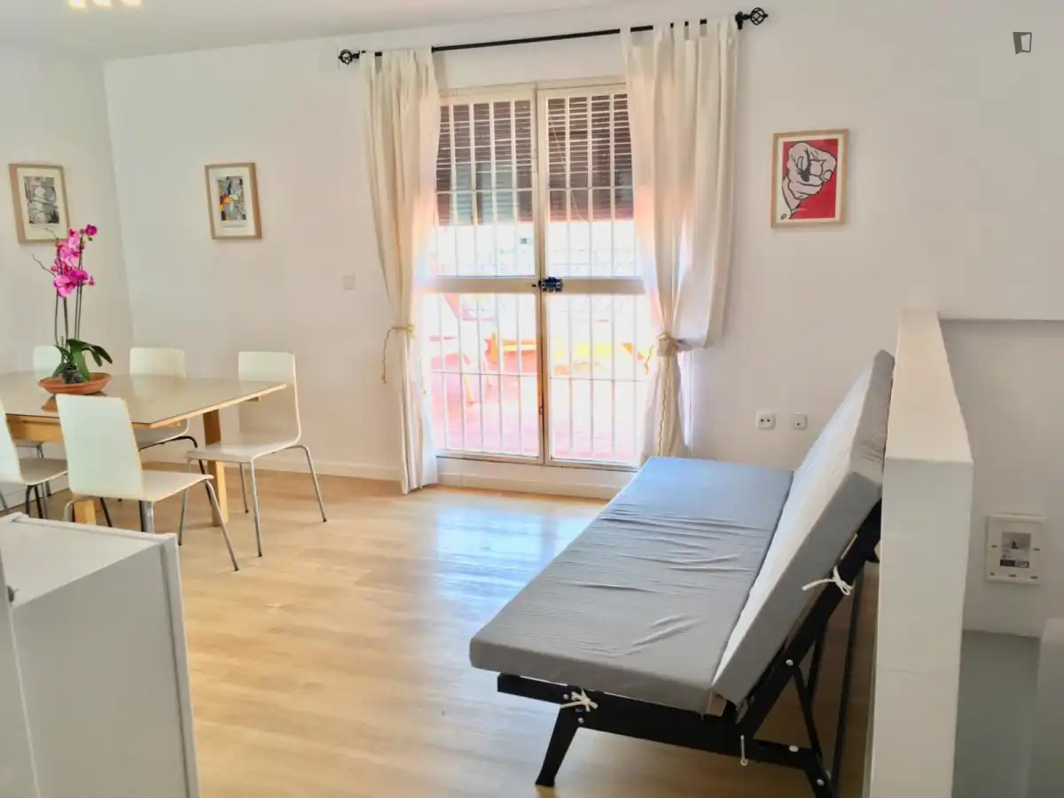 Room in Triana Este