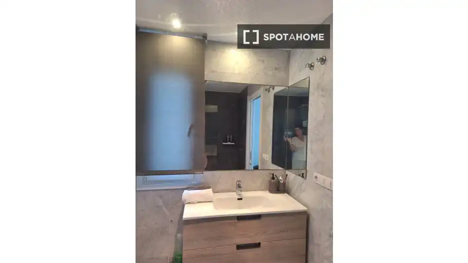 Bany de Apartament per a compartir en Benidorm amb Aire condicionat, Terrassa i Moblat
