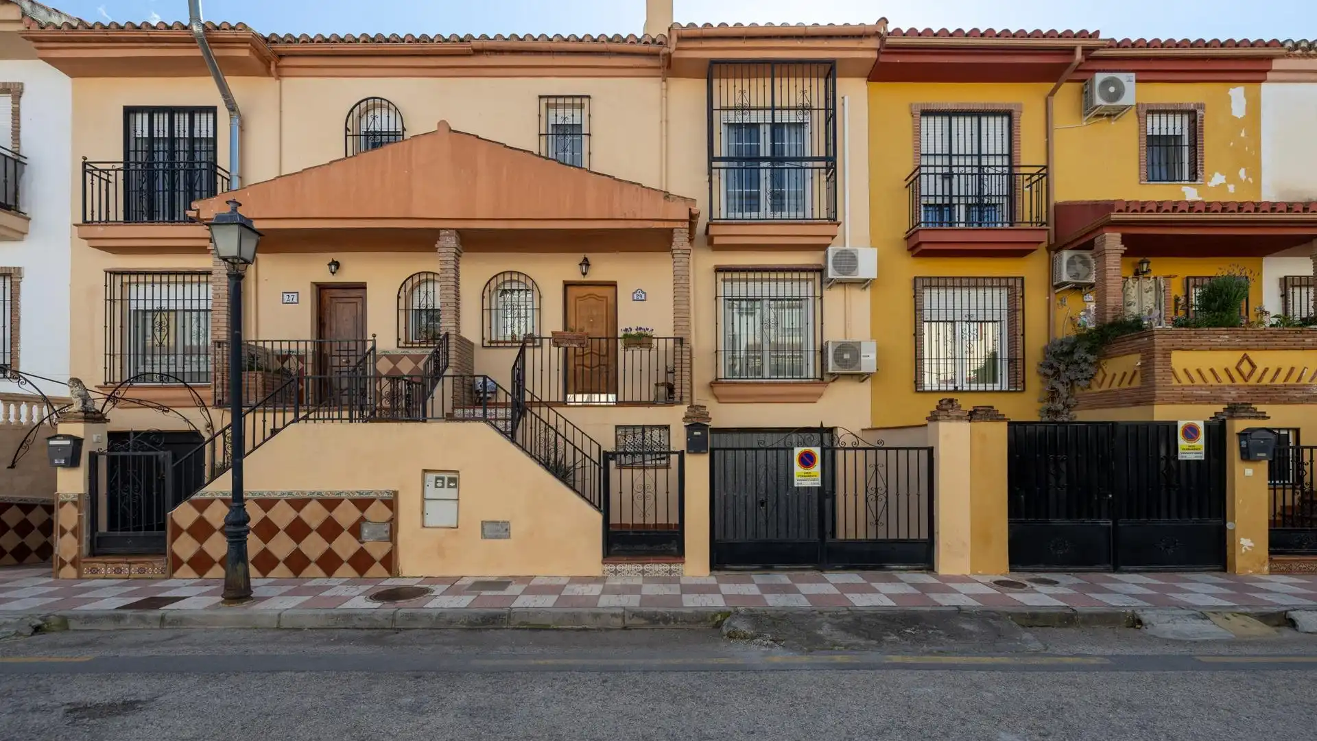 Vista exterior de Casa adosada en venta en Cúllar Vega con Aire acondicionado