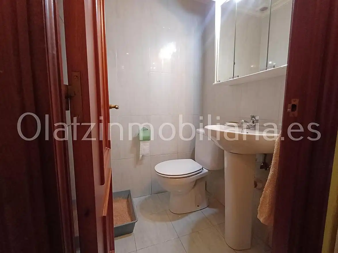 Bathroom of Flat for sale in Bilbao   with Heating, Terrace and Balcony