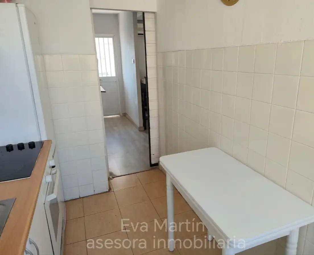 Cuina de Pis de lloguer en Sevilla amb Aire condicionat, Moblat i Forn