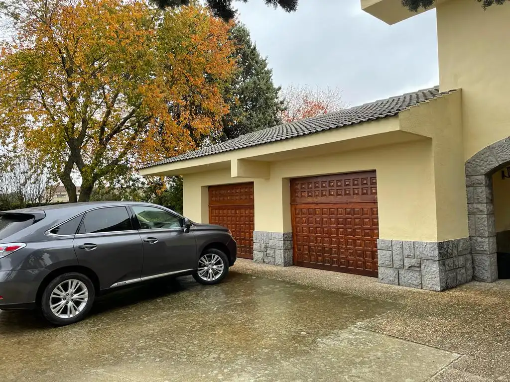 Vista exterior de Casa o xalet en venda en Castañares de Rioja amb Calefacció, Jardí privat i Parquet
