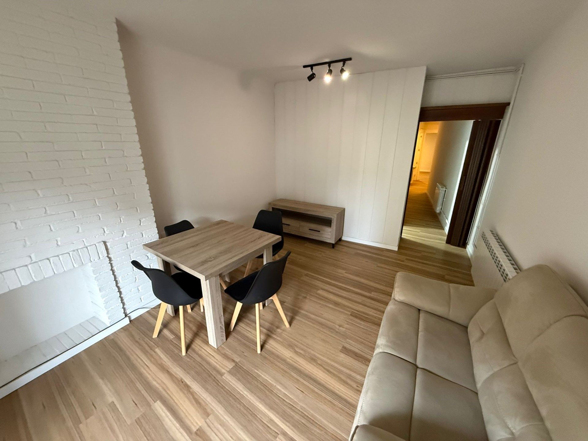 Sala d'estar de Pis de lloguer en Girona Capital amb Calefacció, Moblat i Balcó