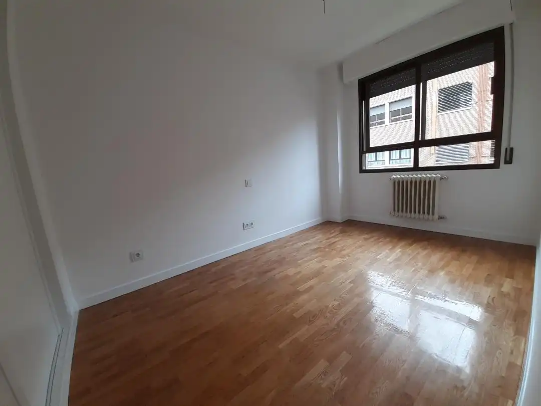 Bedroom of Flat for rent in Pozuelo de Alarcón  with Air Conditioner, Heating and Parquet flooring