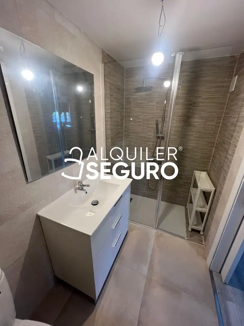 Baño de Piso de alquiler en Madrid con Calefacción y Amueblado