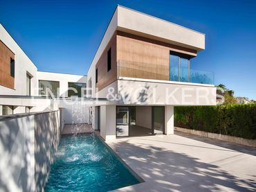 Casa a schiera con balcone in vendita a Carrer Requesens