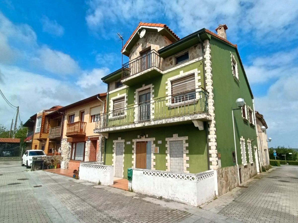 Vista exterior de Casa o xalet en venda en Santa Cruz de Bezana amb Calefacció i Traster
