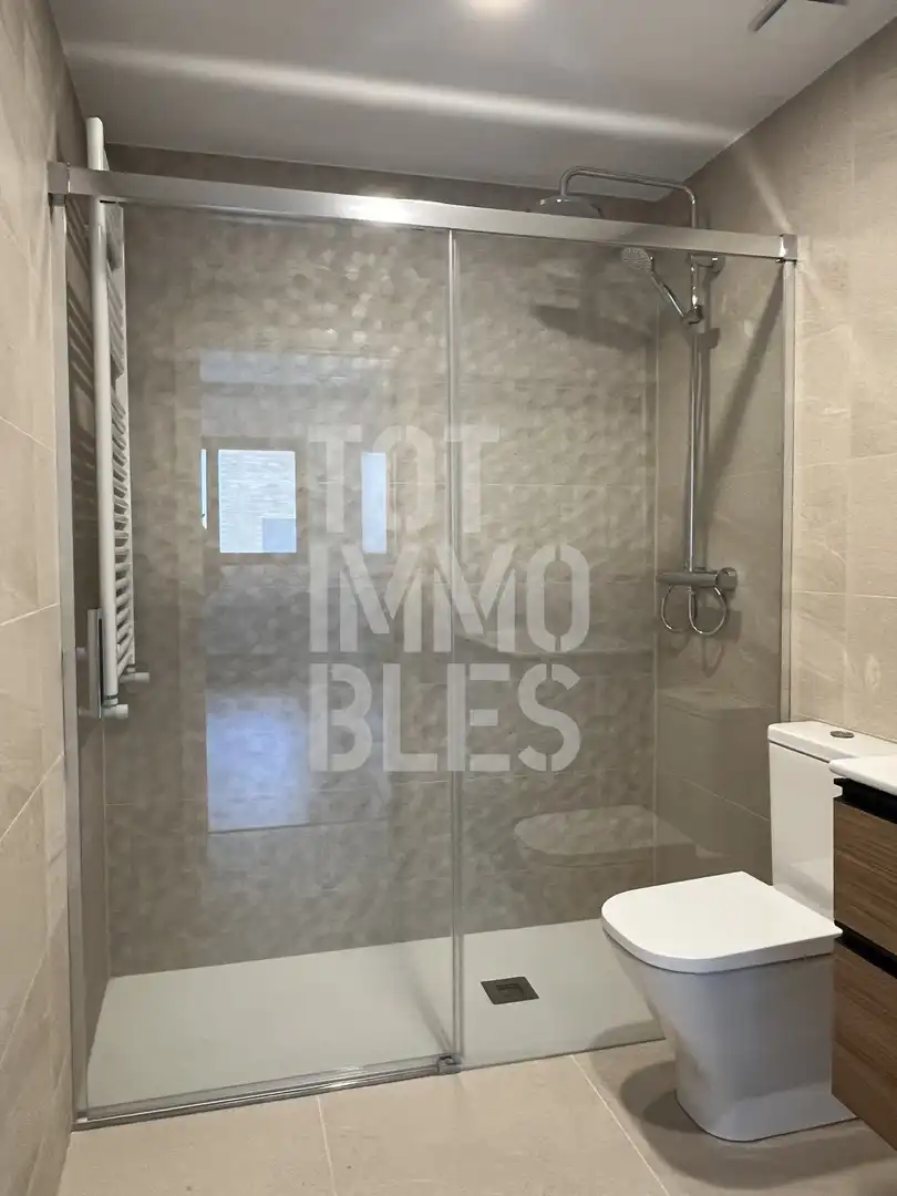 Badezimmer von Wohnung zur Miete in Girona mit Klimaanlage, Heizung und Schwimmbad