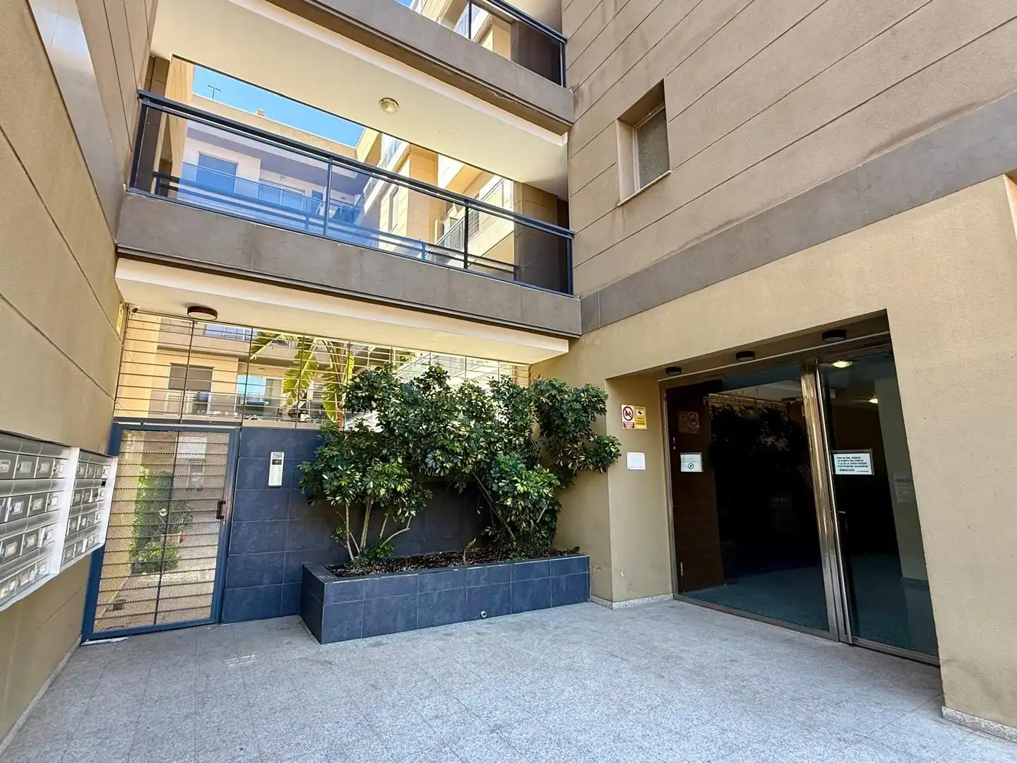 Exterior view of Duplex for sale in  Almería Capital  with Air Conditioner, Terrace and Storage room