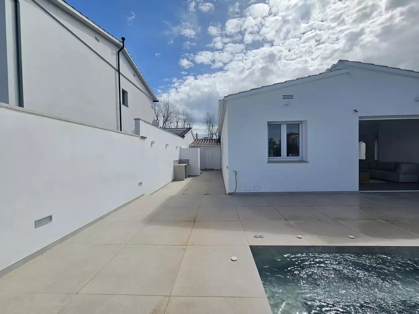 Vista exterior de Casa o xalet en venda en Empuriabrava amb Aire condicionat, Calefacció i Jardí privat