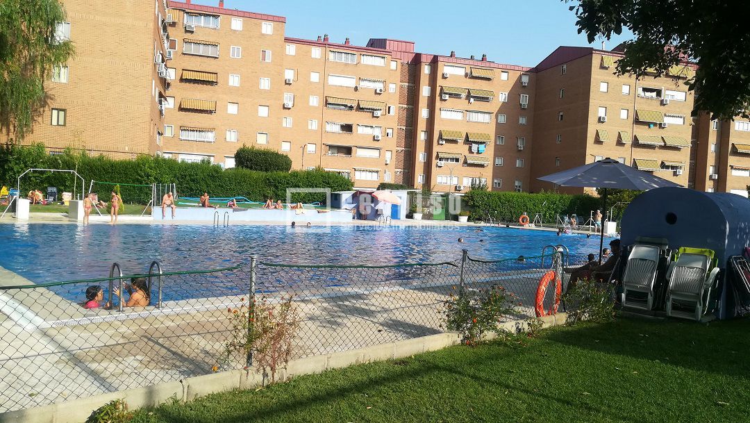 Swimming pool of Flat for sale in Torrejón de Ardoz  with Air Conditioner, Heating and Private garden