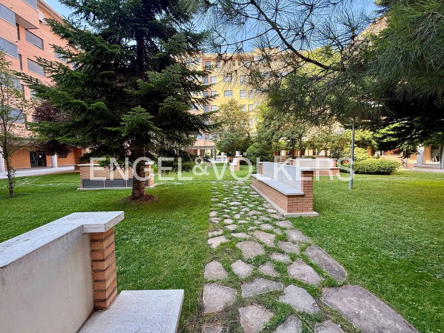 Außenansicht von Wohnung zur Miete in Madrid mit Klimaanlage, Heizung und Parkett