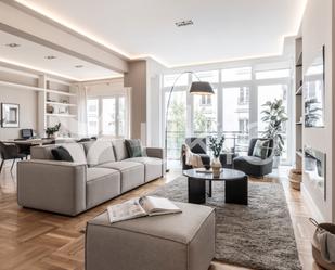 Sala d'estar de Apartament de lloguer en  Madrid Capital amb Aire condicionat