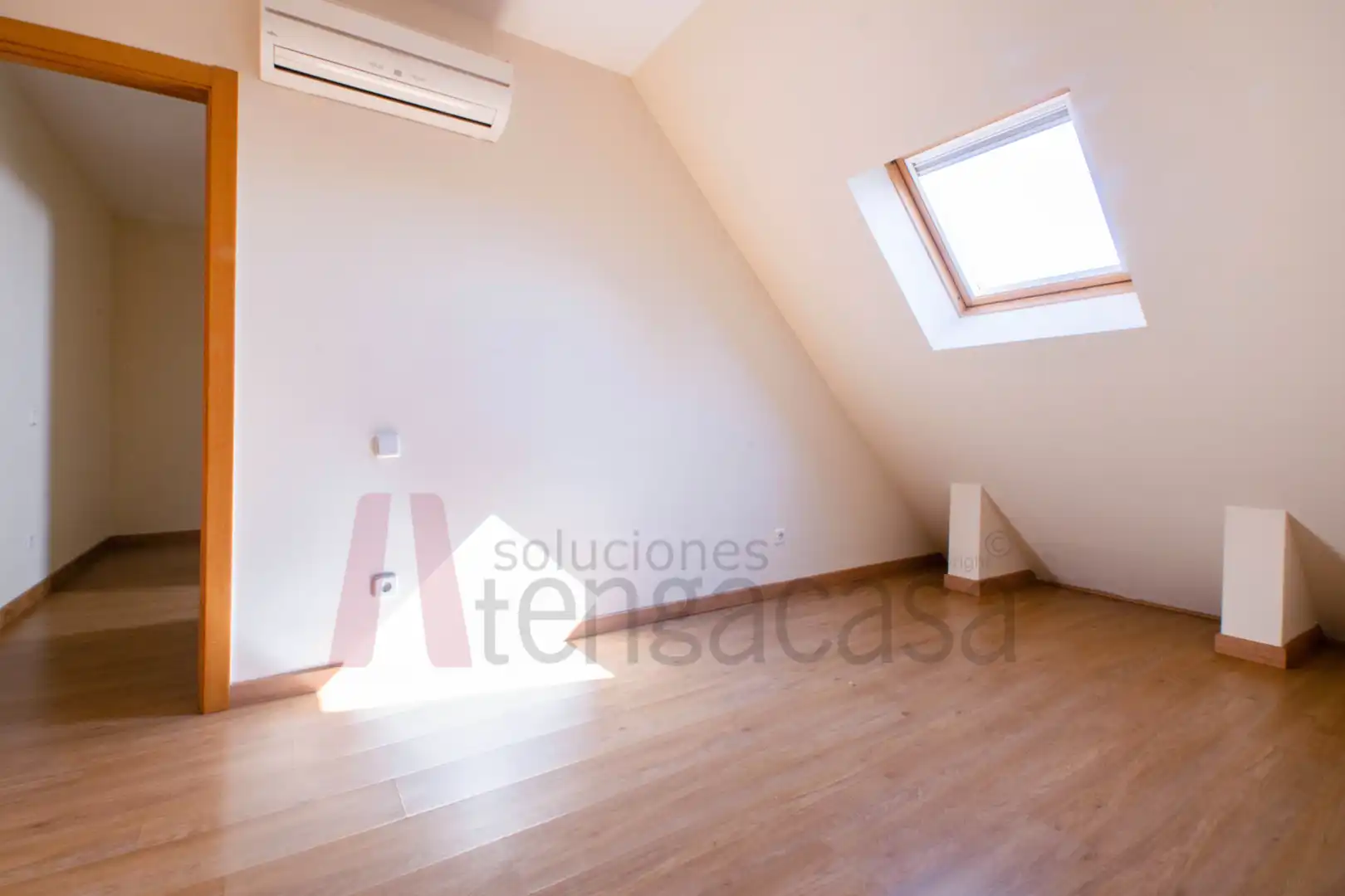Schlafzimmer von Dachboden zur Miete in Madrid mit Klimaanlage, Heizung und Parkett