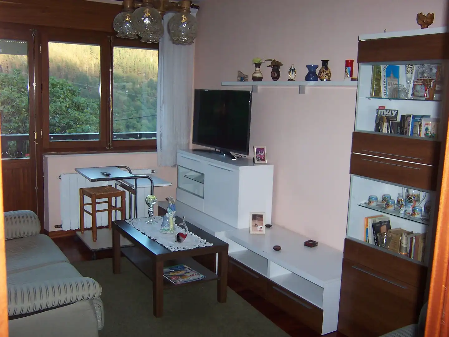 Sala d'estar de Casa o xalet en venda en Luena  amb Jardí privat, Terrassa i Moblat