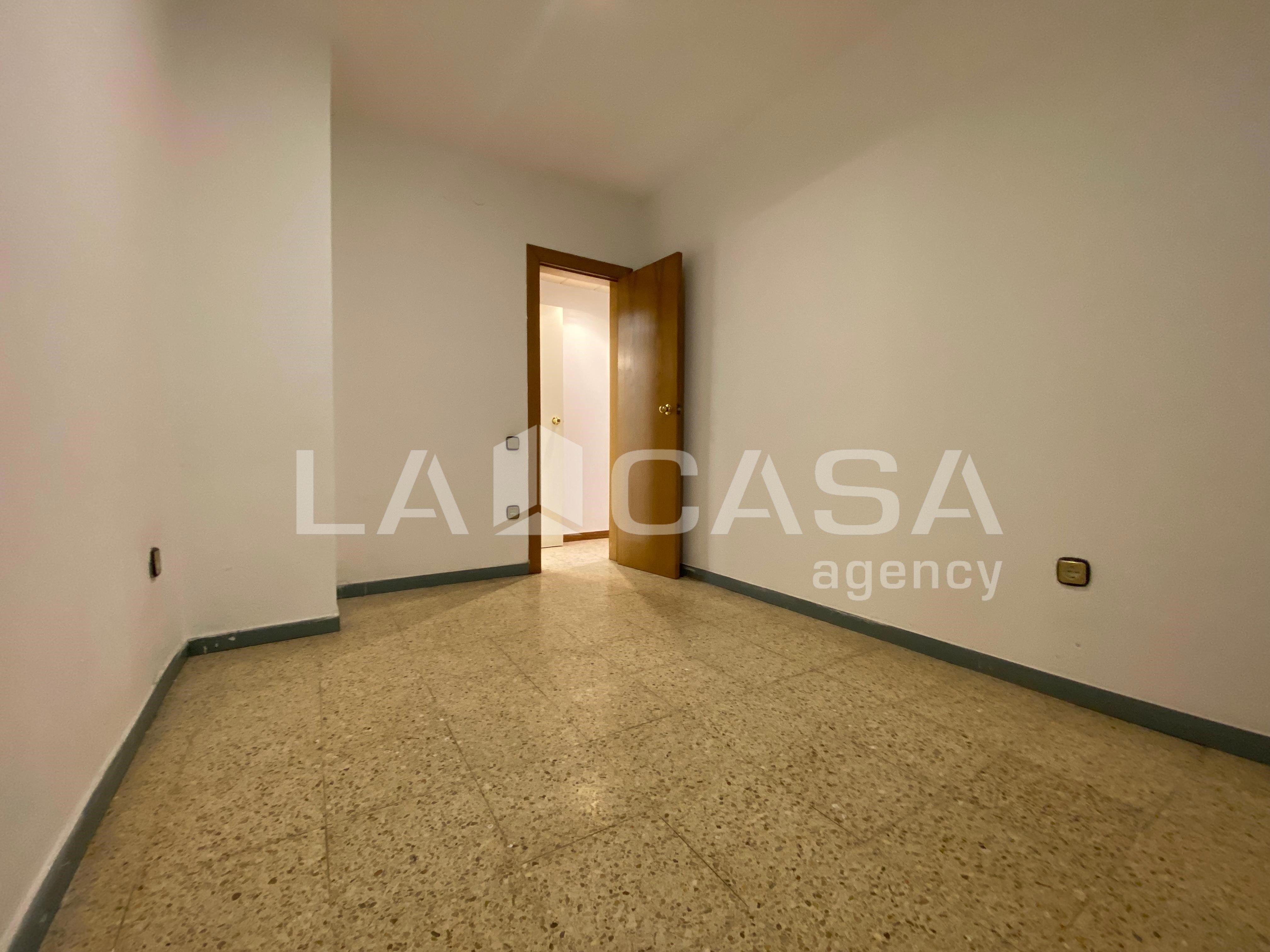 Piso en venta en Santa Coloma de Gramenet con Calefacción y Balcón