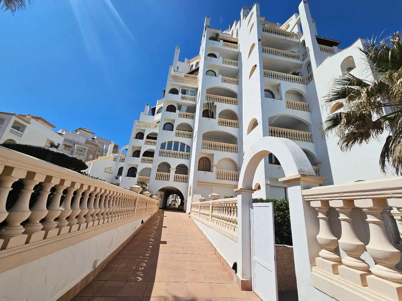 Vista exterior de Casa adosada en venda en La Manga del Mar Menor amb Jardí privat, Terrassa i Moblat