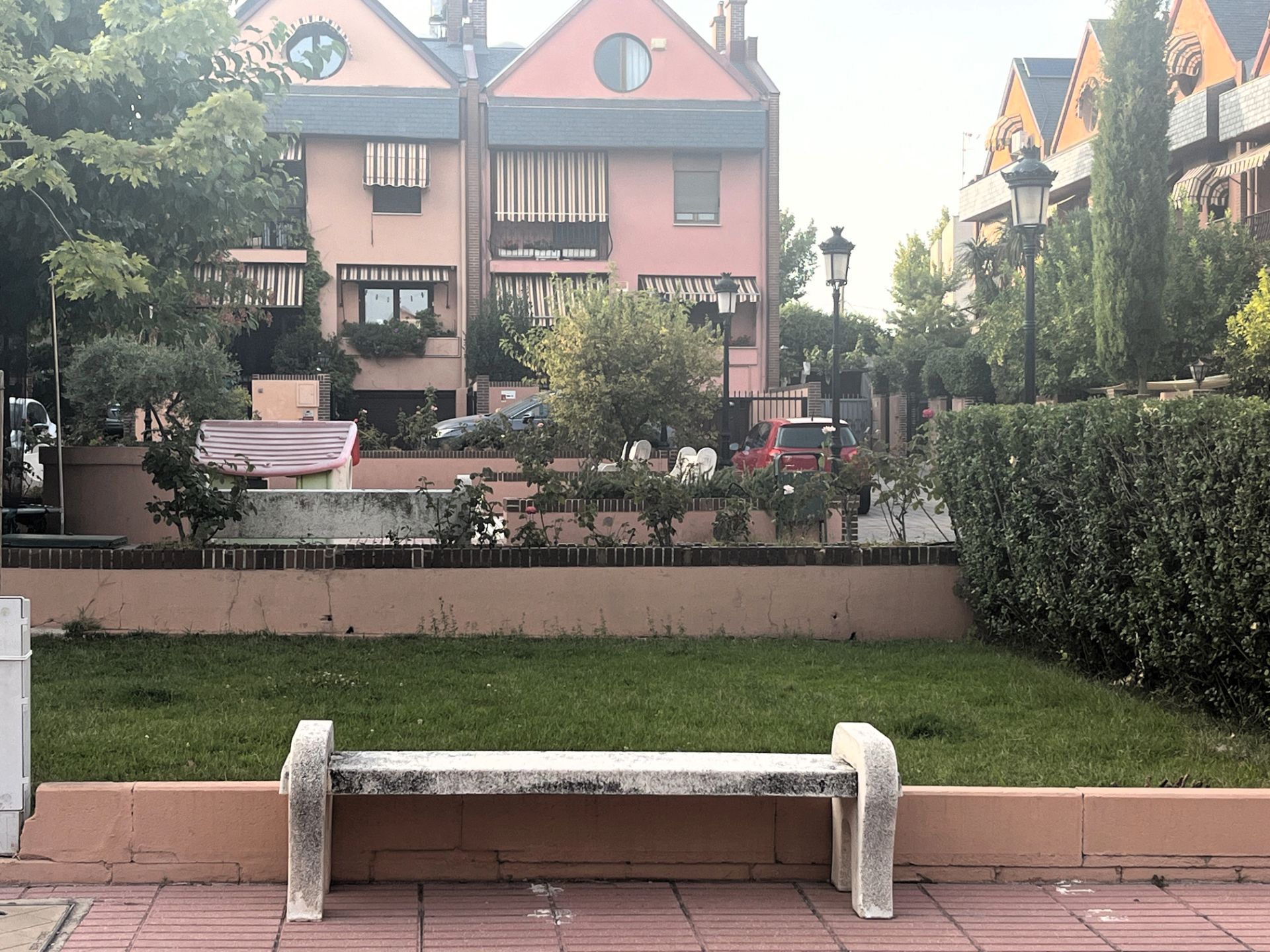 Vista exterior de Casa adosada en venda en Pozuelo de Alarcón amb Aire condicionat, Calefacció i Jardí privat